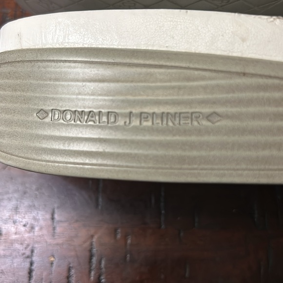 Donald Pilner Designer Sandals, white and cream, Size 7.5 - Picture 5 of 9